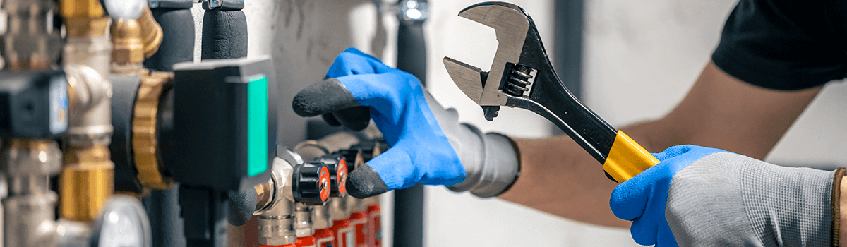 Ein Installateur der Jörges & Schimm GmbH bei der fachgerechten Installation einer modernen und effizienten Heizungsanlage in Frankfurt.