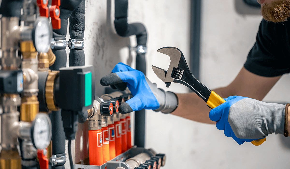 Ein Installateur der Jörges & Schimm GmbH bei der fachgerechten Installation einer modernen und effizienten Heizungsanlage in Frankfurt.