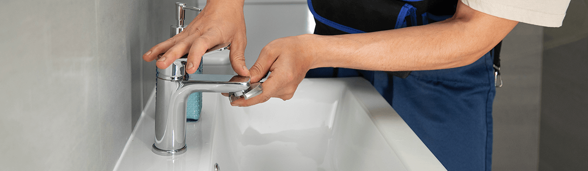 Fachmann der Jörges & Schimm GmbH installiert einen modernen Wasserhahn in einem neu gestalteten Badezimmer in Frankfurt.